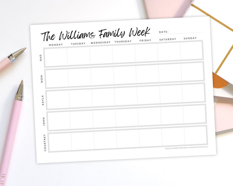 Peut inclure: Un mod&egrave;le de planning familial hebdomadaire imprimable avec le titre "The Williams Family Week". Le mod&egrave;le comporte des colonnes pour chaque jour de la semaine et des lignes pour les membres de la famille&nbsp;: Courtney, John, Kayla, Maman et Papa.