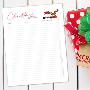Pu&ograve; includere: Un elenco di regali di Natale bianco con testo rosso scritto "Christmas gift list". L'elenco include sezioni per nome, regalo e negozio/sito web. Un grafico di Babbo Natale e renna si trova nell'angolo in alto a destra. Un regalo confezionato con un fiocco verde &egrave; sullo sfondo.