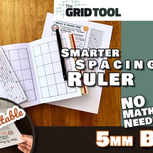 Puede incluir: Una regla de cuadrícula imprimible de 5 mm con el texto "Smarter Spacing Ruler" y "No Math Needed!" impreso en ella. La regla está impresa en una hoja de papel blanca y está junto a un cuaderno con un patrón de cuadrícula.