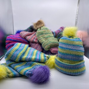 Handgemaakte gebreide muts; Groene/blauwe/gele strepen