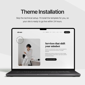 Puede incluir: Un portátil negro que muestra un sitio web con el texto "elevate" y "Services that shift your mindset." La pantalla muestra a una persona con ropa blanca. El texto "Theme Installation" está encima del portátil.