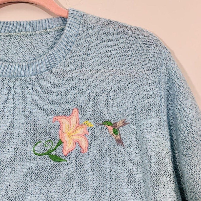 Vintage 90/'s Blue Floral Hummingbird Embroidered Short Sleeve Knit Top