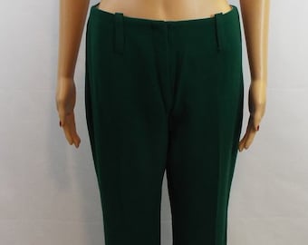 Peut inclure: Pantalon vert foncé à coupe droite. Le pantalon a une taille haute et des passants de ceinture. Le tissu semble être un matériau de poids moyen. Le pantalon est présenté sur un mannequin.
