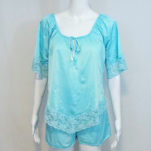 Vintage 80s Two-Piece Pajama Set – Silk Feel with Lace Trim (Size Medium)