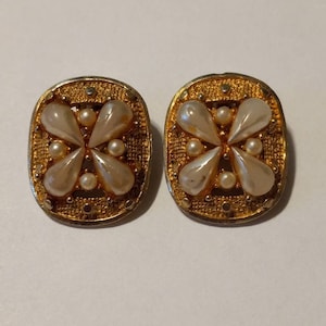 Vintage 80s Gold Clip-On Earrings with Pearls