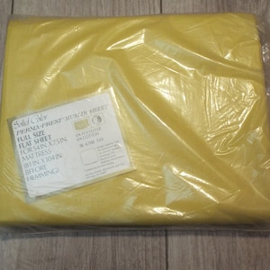 Könnte beinhalten: Ein neues, verpacktes gelbes Bettlaken. Das Laken ist mit "Solid Color PERMA-PREST MUSLIN SHEET" beschriftet und ist für eine Matratze in voller Größe, mit den Maßen 137 cm x 191 cm. Die Verpackung ist in klarem Kunststoff versiegelt.