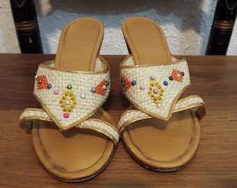 Sandalias vintage de cuña de corcho con cuentas de los años 80 (talla 6.5) - Estilo bohemio de verano