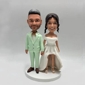 Unique Couple bobblehead Gifts, Bobblehead Cake toppers , Custom Wedding cake topper figurine, Custom Wedding figurine gifts ，can add animal
