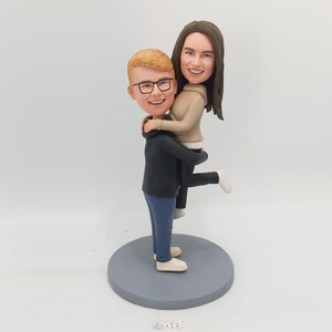 Custom wedding couple bobblehead, groom holding bride bobbleheads,bobblehead wedding cake topper, wedding gifts,can add dog/cat(pets)