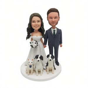 Gepersonaliseerde bruidstaarttopper met bobblehead, beeldje van een stel met huisdieren, gemaakt van polymeerklei.