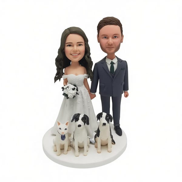 Gepersonaliseerde bruidstaarttopper met bobblehead, beeldje van een stel met huisdieren, gemaakt van polymeerklei.