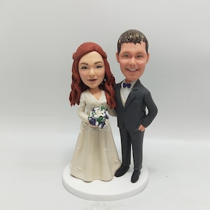 Custom couple bobble head, bobblehead couple,bobblehead wedding cake topper, wedding gifts with dog/cat(pets),wedding anniversary bobblehead