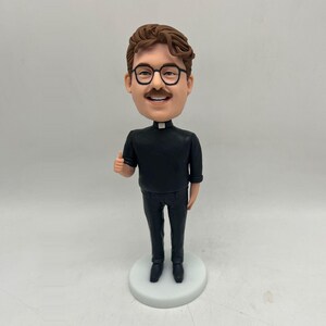 Customized man bobblehead,gifts for him,birthday gift for him,gift for him,gifts for father/husband/boss/priest,multi-sized bobbleheads