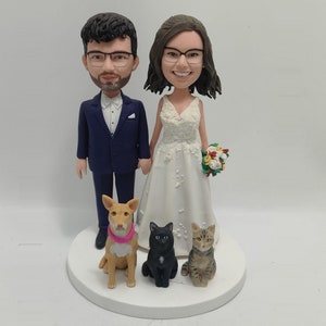 Custom couple bobblehead, bobblehead custom,bobblehead wedding cake topper, wedding gifts with one dog two cats, personalized bobbleheads