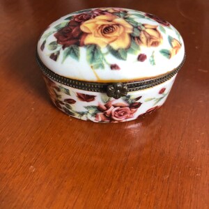 Vintage pill box trinket box porcelain flowers gold 1970 1980