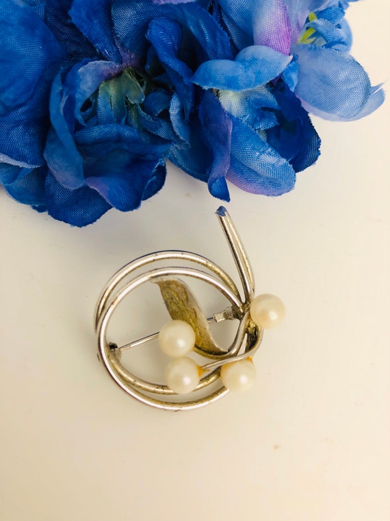 Vintage brooch silver coloured with faux pearl 194
