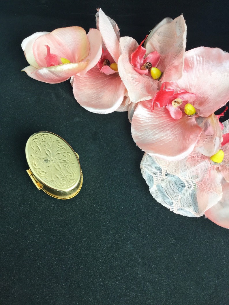 Vintage pill box trinket box porcelain flowers gold 1970 1980
