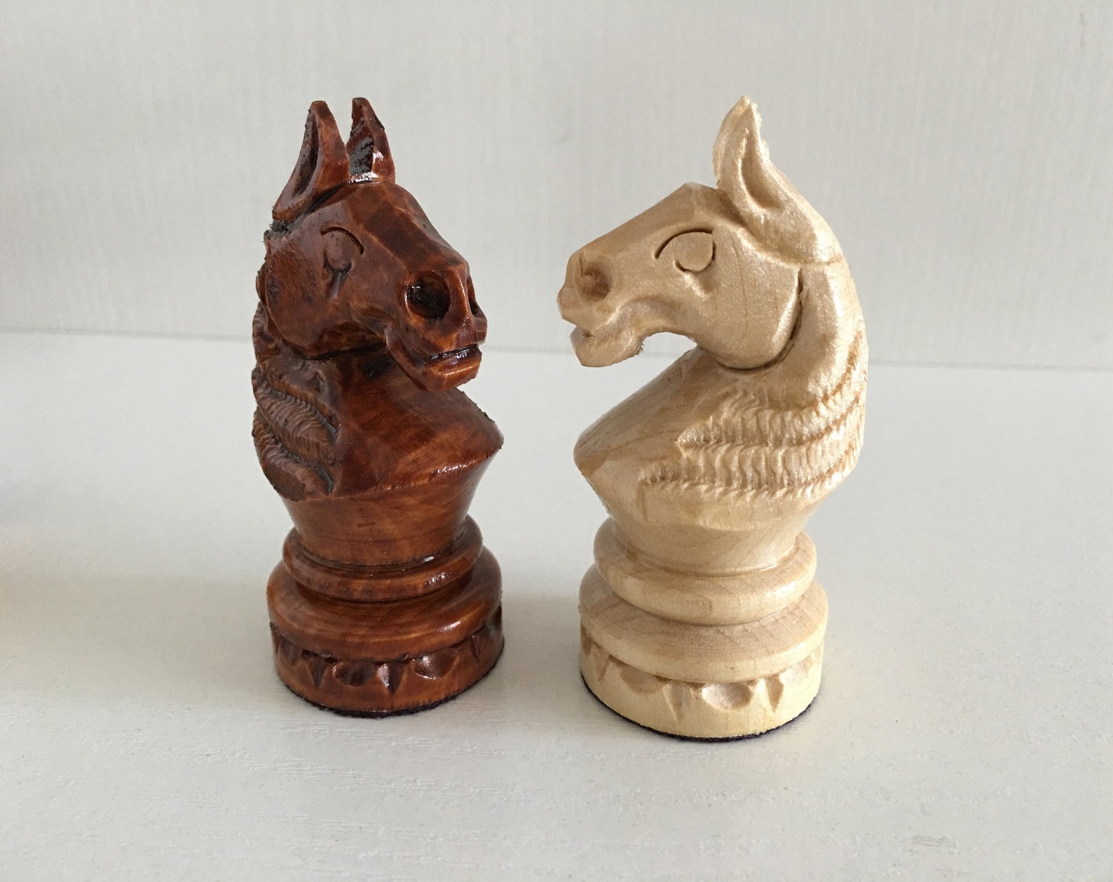 Шахматные фигуры из ореха