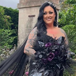 Lila schwarzer Strauß, Gothic Hochzeitsstrauß, Stimmungsvoller Strauß