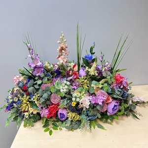 Bunter Hochzeitsstrauß, Regenbogen-Bogenblumen, Pfirsichrosa-Blau-Mittelstück, Wildblumen-Gangblumen