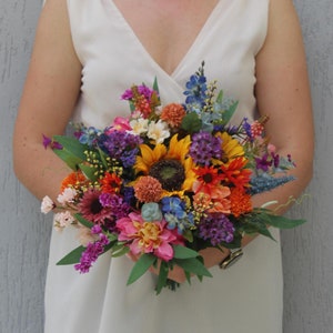 Wildblumenstrauß, Sonnenblumen-Juwelenblumenstrauß, Regenbogen-Hochzeitsstrauß, bunte lebendige Hochzeitsblumen