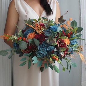 Rost-blauer bordeauxroter Hochzeitsstrauß, Brautstrauß, Eukalyptusstrauß, Seidenblumen