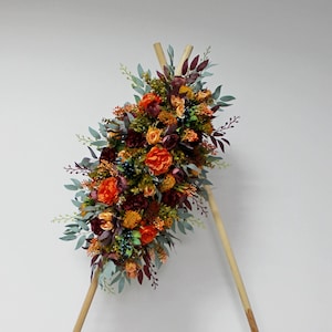 Arc de fleur de mariage d’automne, fleurs d’arc bordeaux d’orange brûlée, swag d’arc de mariage