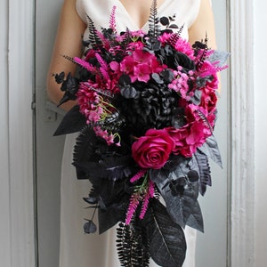 Fuchsia Schwarz Bouquet, Gothic Hochzeitsstrauß, Cascading Hot Pink Hochzeitsstrauß