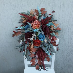 Burgunder-blauer Roststrauß, Brautstrauß aus Kaskaden, Seidenblumenstrauß, Hochzeit-Blumenschmuck