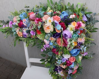 カラフルなウェディングアーバーの装飾、レインボーアーチの花、ピーチピンクブルーのアーチスワッグ、ワイルドフラワーの通路の花