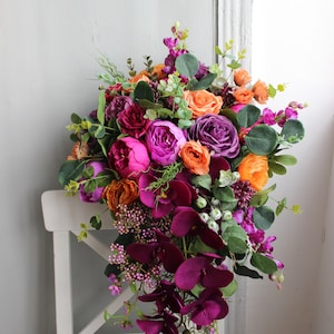 Lila-Orange-Blumenstrauß, Hochzeitsstrauß im Herbst, Kaskaden-Brautstrauß