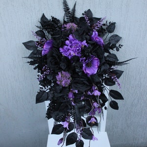 Lila schwarzer Hochzeitsstrauß, kaskadierender Brautstrauß, dunkler Strauß, gotische Hochzeitsdeko, Seidenblumenstrauß