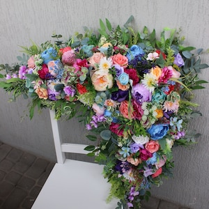 Farbenfroher Hochzeitslaubendekor, Regenbogenbogenblumen, Pfirsichrosa-blauer Bogenswag, Wildblumengangblumen