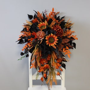 Rost schwarzer Hochzeitsstrauß, Kaskadenstrauß, Hochzeitsstrauß im Herbst, Halloweenstrauß