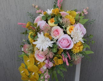 Hell rosa gelber Brautstrauß, Wildblumenstrauß, Sommerhochzeitsstrauß