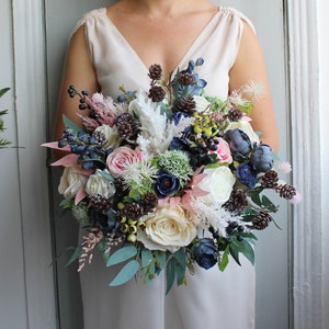 Ramo de boda de invierno, ramo de novia rosa marfil marino con pinos, ramo de flores de seda