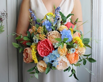 カラフルなウェディングブーケ、青黄色ピンクのウェディングブーケ