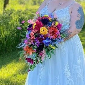 Bunter Brautstrauß, Regenbogenstrauß, Hochzeitsblumen, Hochzeit-Blumenschmuck, bunter Hochzeitsstrauß, Seidenblumenstrauß