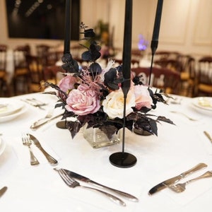 Centrotavola in rosa malva nero, decorazione del tavolo da sposa gotico, fiori da sposa