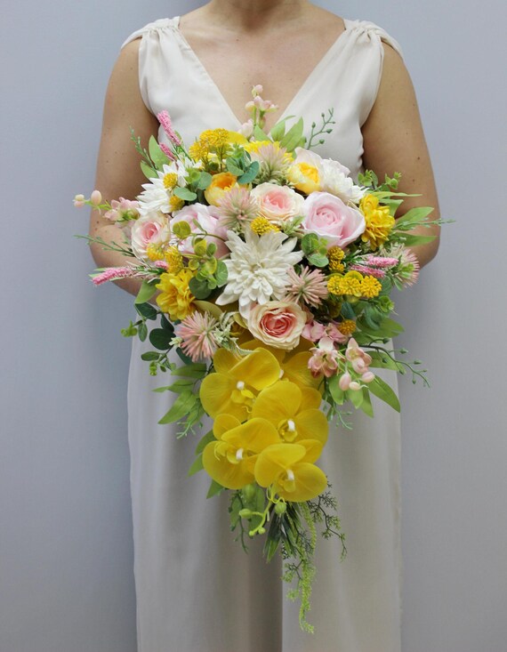 Sommerhochzeitsstrauß Hellrosa gelber Brautstrauß Wildblumenstrauß