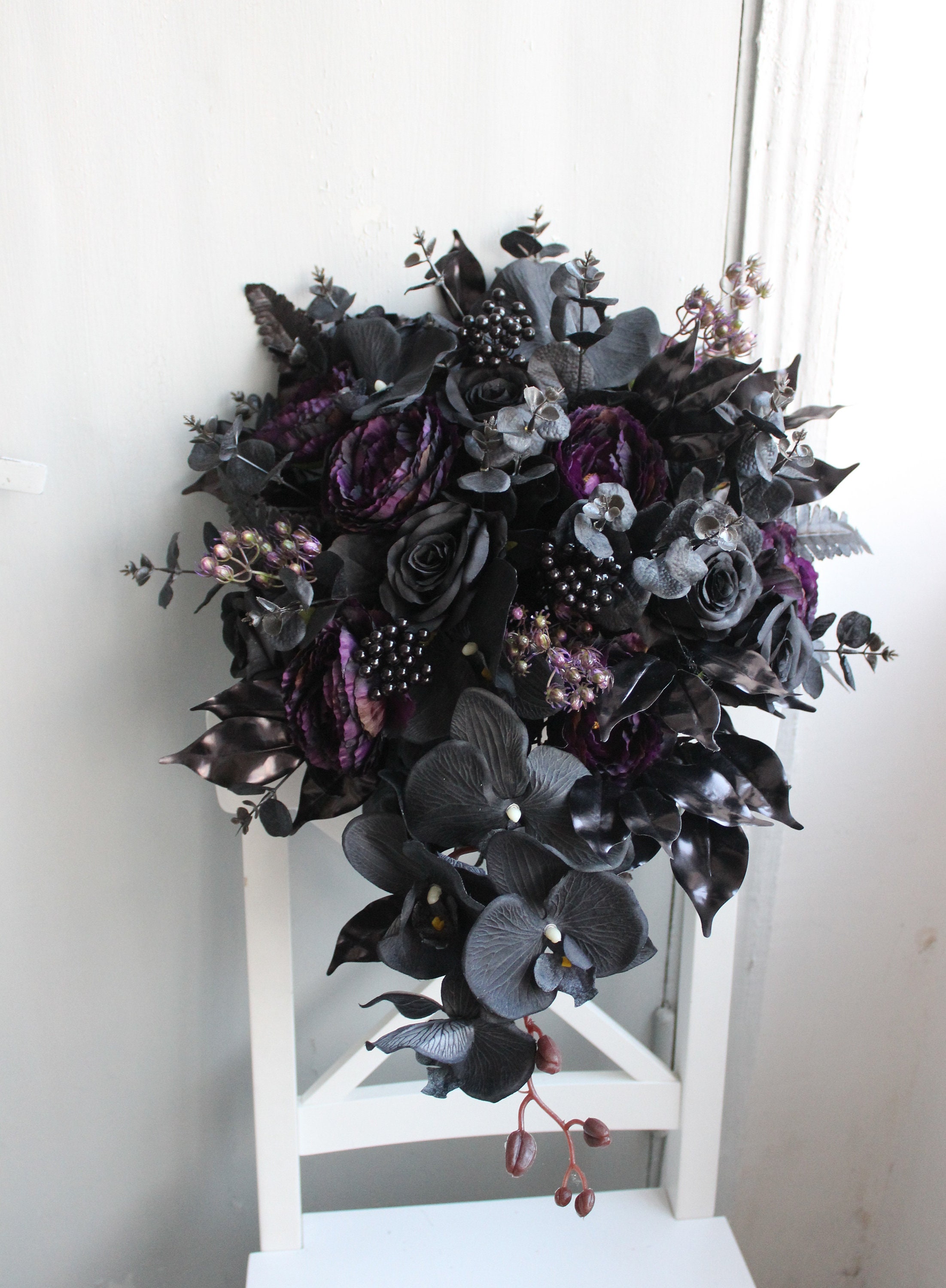 Lila schwarzer Blumenstrauß, Gothic Hochzeitsstrauß, Stimmungsvoller Blumenstrauß