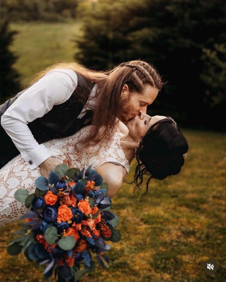 バーントオレンジネイビーブルーのウェディングブーケ、シルクフラワー バーントオレンジネイビーブルーのウェディングブーケ、シルクフラワー