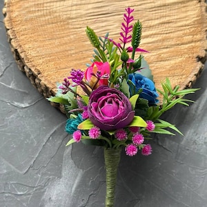 Ramo en tonos ciruela, verde azulado, magenta y azul, flores de bolsillo para el novio, flores de boda en tonos joya