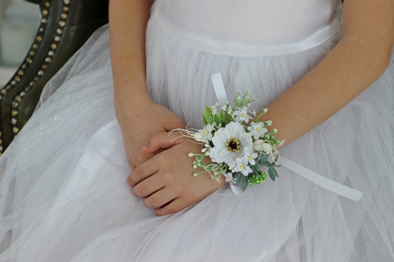 bridesmaid flower corsage