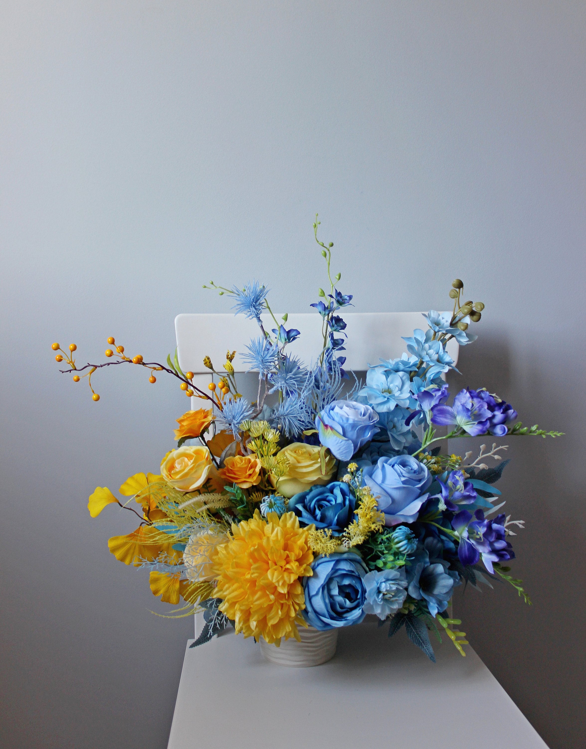 Blaue gelbe Tischdekoration, Tischdekoration Hochzeit, Frühlingsdekoration, Seidenblumengesteck