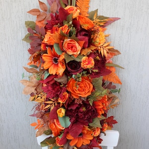 Fiori ad arco color arancio bordeaux, festoni per arco nuziale autunnale, decorazioni floreali per matrimonio con colori del tramonto