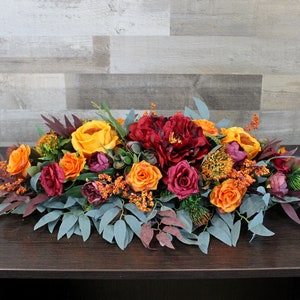 Pièce maîtresse de table de mariage d&#39;automne, fleurs d&#39;arc bordeaux orange brûlé, butin d&#39;arc de mariage