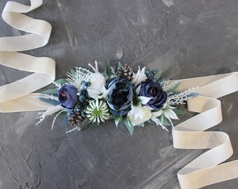 Cintura a fascia in avorio blu scuro, fascia da matrimonio invernale, cintura da sposa con pini, cintura a fiori di seta