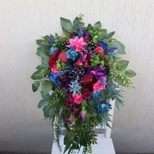 Ramo en tonos joya, ramo azul marino, morado, magenta y verde azulado, ramo en cascada, boda de Halloween