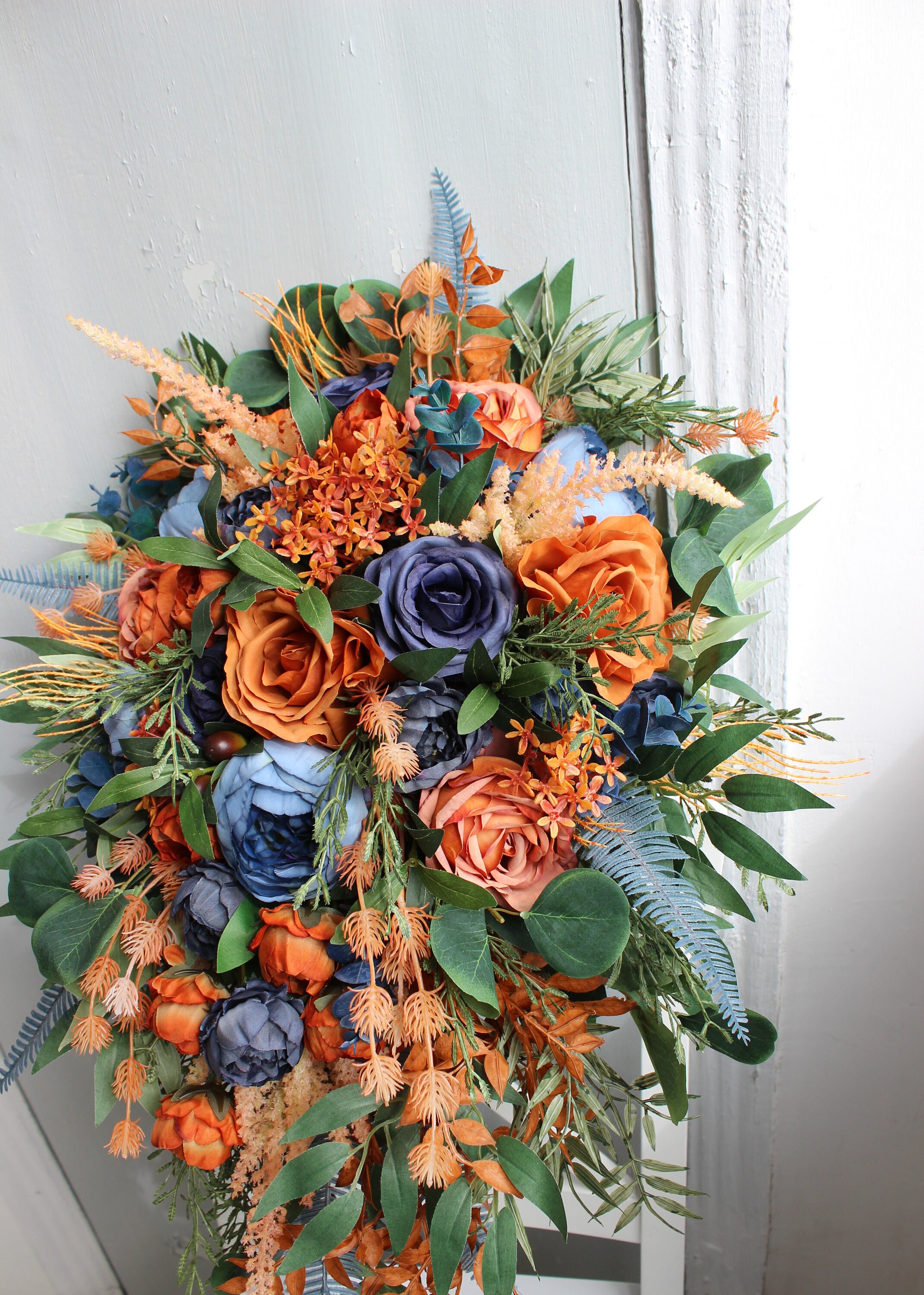 さびたテラコッタのネイビーのウェディングブーケ、濃いオレンジ色の